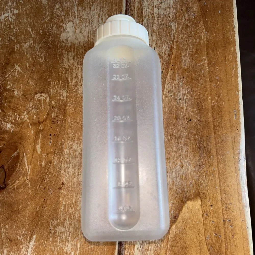 Vintage Rubbermaid Servin' Saver Drink Bottle 1 quart 940 mL w/ Flip Top Lid euc